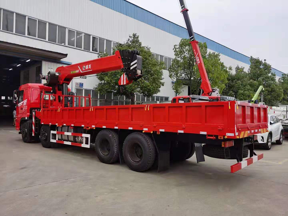 東風(fēng)暢行D7前四后八威龍14噸5節(jié)臂吊機