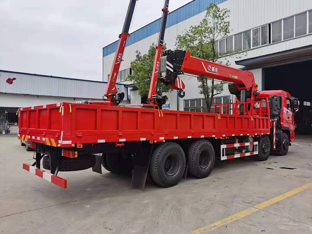 東風(fēng)暢行D7前四后八威龍14噸5節(jié)臂吊機