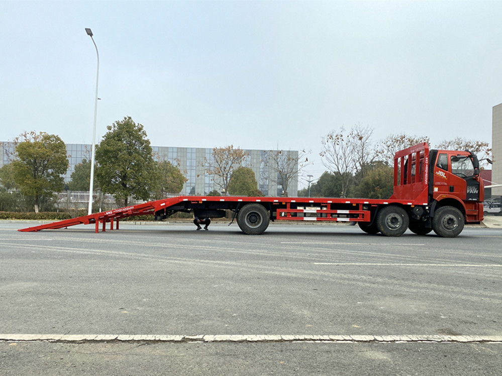 解放J6前小三軸平板運輸車